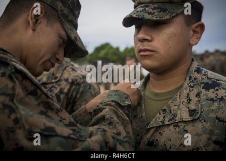 Corps des Marines des États-Unis Le Cpl. Juan Grijalva, un administrateur de réseau avec l'objectif spécial crise Response-Central air-sol marin 19.1 commande, reçoit son caporal de chevrons lors d'une cérémonie à la promotion de la Marine Corps Air Station Yuma, Arizona, Octobre 1, 2018. Banque D'Images