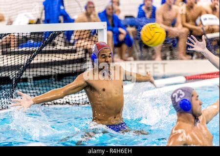 U.S. Air Force Academy -- Falcon gardien Anthony Tolbert accolades pour bloquer une tentative de capture d'occasion d'un match contre l'Université de Californie, San Diego le 28 septembre 2018 au Natatorium de cadets. Banque D'Images