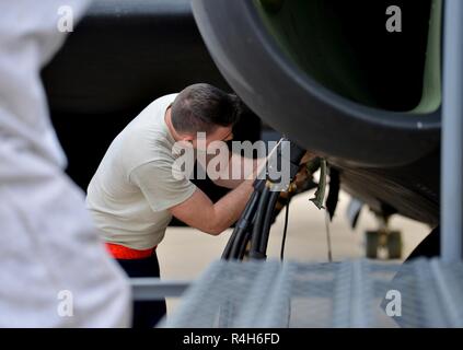 Airman Senior Deran Stanford, 9e Escadron de maintenance des aéronefs de compagnon de l'avionique, les bouchons dans le pouvoir d'un 9e Escadre de reconnaissance U-2 Dragon Lady au cours de la 2018 Marine Corps Air Station Miramar Air Show au MCAS Miramar, Californie, le 29 septembre dernier. Une équipe de maintenance de Beale Air Force Base a travaillé à l'appui de démonstrations de vol pendant les 3 jours de show aérien. Banque D'Images