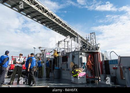 United States Navy Landing Craft Utility 1646 passe sous le San Francisco Oakland Bay Bridge au cours de la Fleet Week 2018 San Francisco, le 2 octobre. Le LCU est le transport d'un véhicule de sauvetage côtières avec le San Francisco Fire Department à l'île au trésor, San Francisco pour mettre en valeur la Marine des États-Unis d'une capacité accrue pour aider les différentes entités au cours de l'assistance humanitaire ou de situations de secours en cas de catastrophe. Il s'agit de la 38e édition de la semaine de San Francisco qui permet au public d'interagir avec les membres du Corps des Marines des États-Unis, de la Marine et de la Garde côtière, et de voir divers aroun de démonstration Banque D'Images