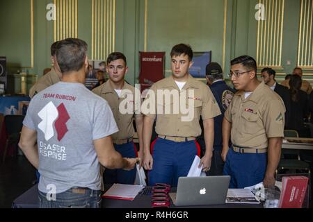 Les Marines américains et les marins à la Task Force San Francisco est allé(e) à la foire des ressources organisé par l'American Legion Post 384 Cafe au San Francisco War Memorial & Performing Arts Centre le 2 octobre 2018. Après la tenue de l'événement pour offrir le service aux membres la possibilité d'apprendre sur les options s'ils décident de quitter l'armée. Comme le plus grand et le plus important événement du genre dans la nation, la semaine de San Francisco dispose d'un programme d'éducation et de formation unique qui rassemble les forces civiles et militaires. Banque D'Images