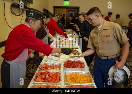 Les Marines américains et les marins à la Task Force San Francisco ont été invités à manger le déjeuner parrainé par la Légion américaine Cafe Post 384 au cours de la semaine de San Francisco, le 2 octobre 2018. Le poste est titulaire d'un déjeuner pour le service actif les membres de service une fois par an en liaison avec la foire des ressources. Comme le plus grand et le plus important événement du genre dans la nation, la semaine de San Francisco dispose d'un programme d'éducation et de formation unique qui rassemble les forces civiles et militaires. Banque D'Images