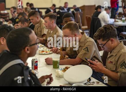 Les Marines américains et les marins à la Task Force San Francisco ont été invités à manger le déjeuner parrainé par la Légion américaine Cafe Post 384 au cours de la semaine de San Francisco, le 2 octobre 2018. Le poste est titulaire d'un déjeuner pour le service actif les membres de service une fois par an en liaison avec la foire des ressources. Comme le plus grand et le plus important événement du genre dans la nation, la semaine de San Francisco dispose d'un programme d'éducation et de formation unique qui rassemble les forces civiles et militaires. Banque D'Images