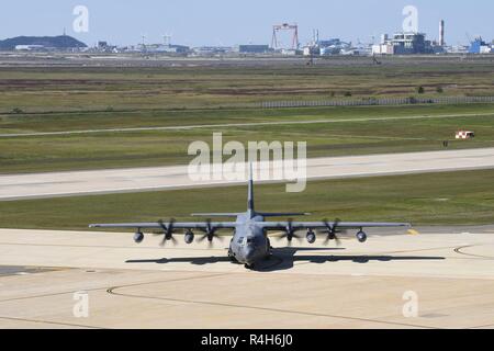 Un U.S. Air Force C-130J Super Hercules, attribué à Yokota Air Base, Japon, arrive à Kunsan Air Base, République de Corée, le 13 septembre 2018. Plusieurs avions ont été évacués et Yokota a volé à Kunsan pour la durée du typhon Trami. Banque D'Images