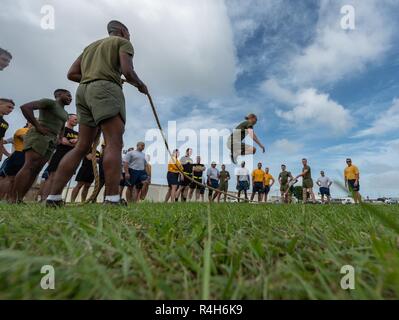 Les soldats, marins, aviateurs et marines se relaient sautant par-dessus une corde pendant le Défi de remise en forme mixte d'Okinawa, le 26 septembre 2018, à Kadena Air Base, au Japon. Corde à sauter le défi exige de tous les 48 élèves à saute sur la corde s'il est en mouvement. Si la corde a touché un étudiant alors qu'ils sautaient dessus, ou si la corde est arrêté, les élèves devraient commencer plus d'encore. Banque D'Images