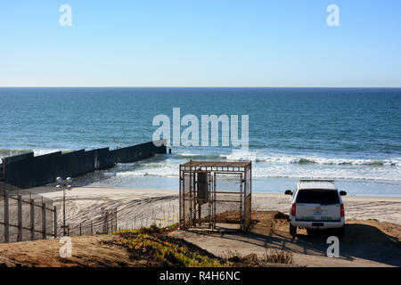 SAN YSIDRO, EN CALIFORNIE - 26 NOVEMBRE 2018 : un véhicule de patrouille des frontières veille sur la plage d'entrée et les murs qui s'étend dans l'océan, à l'Imperial Être Banque D'Images