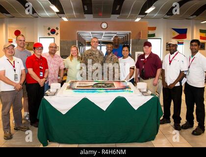 CAMP LEMONNIER, le capitaine de l'Armée de Djibouti - Ernesto Sanchez, un groupe de travail de l'aumônier avec Alamo et originaire de Puerto Rico, préside un gâteau symbolique pour célébrer le Mois du patrimoine hispanique à la base galley, 30 septembre 2018. Le Mois du patrimoine hispanique commence sept.15, qui est l'anniversaire de l'indépendance pour le Costa Rica, El Salvador, Guatemala, Honduras et Nicaragua. Banque D'Images