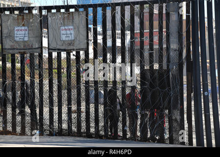 SAN YSIDRO, EN CALIFORNIE - 26 NOVEMBRE 2018 : Mur de la frontière le long de la frontière entre le Mexique et les USA Mur à Imperial Beach avec des gens sur le côté de Tijuana. Banque D'Images