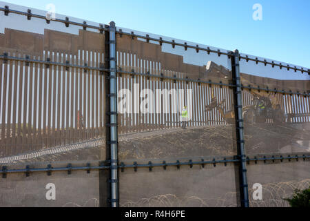 SAN YSIDRO, EN CALIFORNIE - 26 NOVEMBRE 2018 : Construction d'un mur de frontière à San Ysidro. Banque D'Images