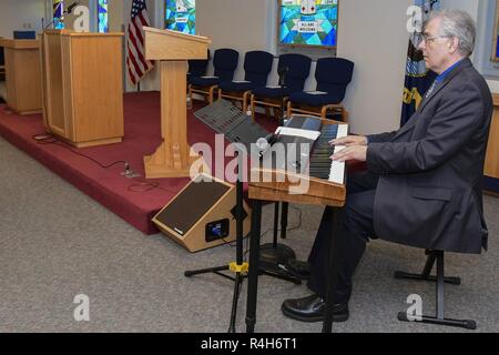 - Jeff Teller, pianiste de concert pour l'hôtel Hampton Veterans Affairs Medical Center (VAMC), joue de la musique avant de l'hôtel Hampton Roads pastorale l'obtention du diplôme de résidence commence. Banque D'Images