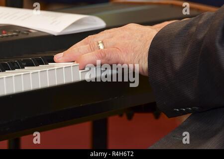 - Jeff Teller, pianiste de concert pour l'hôtel Hampton Veterans Affairs Medical Center (HVAMC), joue de la musique avant de l'hôtel Hampton Roads pastorale l'obtention du diplôme de résidence commence. Banque D'Images