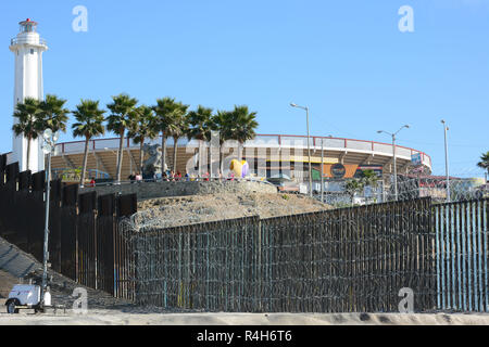 SAN YSIDRO, EN CALIFORNIE - 26 NOVEMBRE 2018 : Les USA Mexico Border Wall vu de Imperial Beach à la recherche vers le Mexique et le Cercle de l'Amitié Bi-Na Banque D'Images