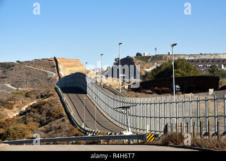 SAN YSIDRO, EN CALIFORNIE - 26 NOVEMBRE 2018 : Le Mur frontière USA Mexico vu du parc de l'Amitié Internationale sur le côté des États-Unis à l'égard de Tijuana. Banque D'Images