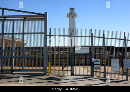 SAN YSIDRO, EN CALIFORNIE - 26 NOVEMBRE 2018 : Les USA Mexico Border mur et le Cercle de l'Amitié Jardin binational. Banque D'Images