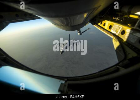 Un U.S. Air Force F-16 Fighting Falcon, affecté du 157e Escadron de chasse de l'expéditionnaire, banques de suite après avoir reçu en vol du carburant à partir d'un KC-135 Stratotanker lors d'une mission à l'appui de l'opération sur l'Irak, résoudre inhérent, le 28 septembre 2018. Le F-16 Fighting Falcon est un appareil compact, multi-rôle d'avions de chasse. Il est très manoeuvrable et a fait ses preuves dans les combats air-air et air-surface d'attaque. Il peut localiser des cibles dans toutes les conditions météorologiques et de détecter les aéronefs volant à basse altitude dans l'encombrement du radar. Us Air Forces Central Command des aviateurs, Joint personnel et partenaires de coalition pro Banque D'Images