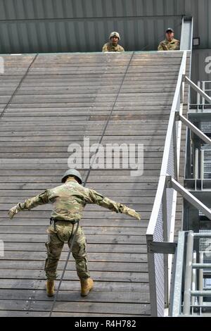 Des soldats américains affectés à diverses unités à travers l'Europe à une chute au cours d'un forage Master Rappel menée par une armée mobile de la Garde nationale de l'équipe de formation de Fort Benning, en Géorgie à la 7e formation de l'Armée de la commande Zone d'entraînement Grafenwoehr, Allemagne, le 26 septembre 2018. Banque D'Images