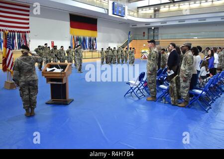 Des soldats américains avec la 260e et 355e des équipes de contrôle des mouvements, 39e Bataillon de contrôle des mouvements, 16e, 21e Brigade de soutien Soutien Théâtre salut commande pendant l'hymne national à une activation et cérémonie de prise de commandement dans la tour des casernes, Grafenwoehr, Allemagne, 24 septembre 2018. Banque D'Images