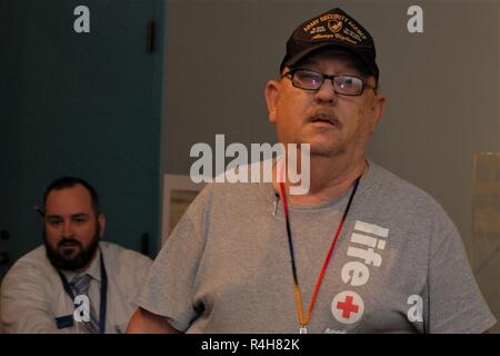 L'hôtel Hampton Roads Naval Museum accueille M. John Harrell dans sa tribune cet après-midi. Harrell a servi dans l'armée américaine pendant la guerre du Vietnam, et a été affecté à une unité chargée de la sécurité de l'Armée en mission au Vietnam, et me raconte son service alors qu'il marchait à travers la galerie du musée. Harrell a été de rendre visite à des amis en dehors de l'état dans la région. Éducateur, Joseph Miechle (arrière-plan) lui a présenté une broche commémorative vétéran du Vietnam comme un signe de sa visite. Banque D'Images