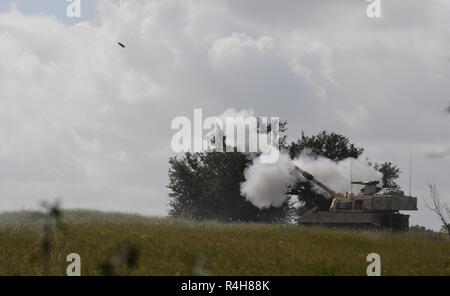 Au cours de l'ensemble III Pegasus Forge La puissance de combat de la brigade a été amené à démontrer la préparation au combat de tous les bataillons combinés. Ici, 2e Bataillon, 82e Régiment d'artillerie, 3ème Armored Brigade Combat Team, 1re Division de cavalerie procéder à l'étalonnage de l'exercice sur leurs obusiers M109 dans la zone d'entraînement de Fort Hood, le 3 octobre, avant de fournir un appui à un autre bataillon en direct en cas d'incendie. Banque D'Images