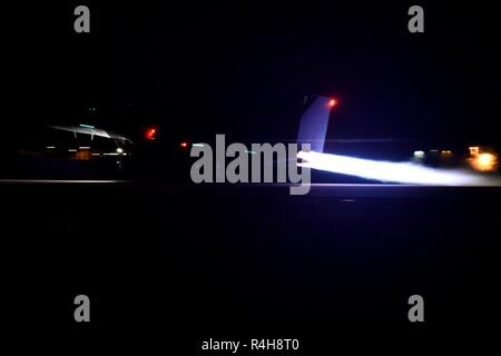 Un F-15E Strike Eagle affecté à la 492e Escadron de chasse prend son envol au cours de l'exercice de préparation 48 furieux" à la Royal Air Force Lakenheath, Angleterre, le 2 octobre 2018. Cet exercice a été conçu pour souligner l'importance de la formation sur l'efficacité de combat et la liberté d'aviateurs de l'aile sur leur capacité à survivre et fonctionner dans des conditions de guerre. Banque D'Images