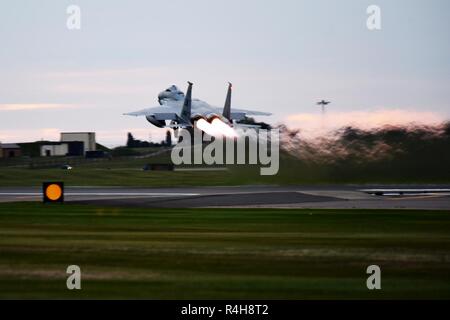 Un F-15E Strike Eagle affecté à la 492e Escadron de chasse prend son envol au cours de l'exercice de préparation 48 furieux" à la Royal Air Force Lakenheath, Angleterre, Octobre 1, 2018. Cet exercice a été conçu pour souligner l'importance de la formation sur l'efficacité de combat et la liberté d'aviateurs de l'aile sur leur capacité à survivre et fonctionner dans des conditions de guerre. Banque D'Images