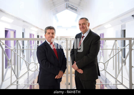 Photo inédit daté du 19/11/2018 de l'Irlande du Nord Directeur général de l'Administration Pénitentiaire Ronnie Armor (à gauche) et le gouverneur Dave Kennedy à Davis House, prison de Maghaberry, comme la prison de marque une fois dangereux et Dickens, a fait des progrès extrêmement encourageant, un rapport a dit. Banque D'Images