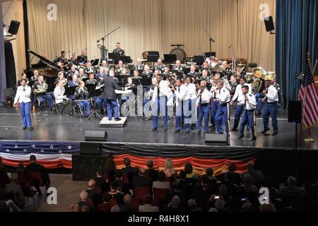 L'US Army Band et Chœur, accompagné par des membres de l'US Air Forces in Europe Band et Heeresmusikkorps Koblenz, effectuer à la cinquième édition annuelle de l'Amitié germano-américain Concert au Fruchthalle à Kaiserslautern, Allemagne, le 3 octobre. Banque D'Images