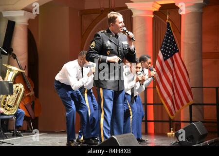 Le s.. La Jordanie Armstrong, accompagné par des membres de l'US Army Band et par l'autre, chanter une chanson à la cinquième édition annuelle de l'Amitié germano-américain Concert au Fructhalle à Kaiserslautern, Allemagne, le 3 octobre. Banque D'Images