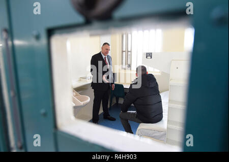 Photo inédit daté du 19/11/2018 du gouverneur Dave Kennedy parlant à un prisonnier dans la prison de Maghaberry, comme la prison de marque une fois dangereux et Dickens, a fait des progrès extrêmement encourageant, un rapport a dit. Banque D'Images