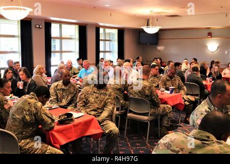 Les membres de l'auditoire écoute un exposé lors de l'installation de la célébration du Mois du patrimoine hispanique à McCoy's Community Centre, le 27 septembre 2018, à Fort McCoy, Wisconsin (Etats-Unis) L'orateur invité pour l'événement était le sergent de la commande. Le Major Frank Gutierrez, sergent-major de commandement de l'armée américaine et les cadres supérieurs s'enrôle Communications-Electronics Command conseiller de l'Aberdeen, Maryland, Proving Ground haut commandant. Banque D'Images