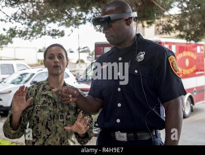 SAN FRANCISCO (oct. 3, 2018) Le lieutenant Allison Christ (à gauche), une unité de soins intensifs infirmier autorisé au Naval Medical Center de San Diego, Balboa Damon enseigne Victor (à droite), d'un auxiliaire médical affecté à la San Francisco Fire Department, la façon de travailler des lunettes de réalité augmentée en préparation d'un exercice d'entraînement de télé-médecine au cours de la semaine de San Francisco (SFFW) 2018. SFFW est l'occasion pour le public américain pour satisfaire leur marine, Marine Corps et les équipes de la Garde côtière canadienne et l'expérience de la mer du Nord. Au cours de la semaine de la flotte, les militaires participent à divers événements de service communautaire, mettre en valeur c Banque D'Images