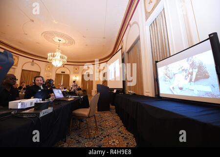 SAN FRANCISCO (oct. 3, 2018) Les intervenants d'urgence locaux et de militaires professionnels observer un exercice d'intervention d'urgence à distance en temps réel au cours d'un télé-formation médicinales au Marines' Memorial Club au cours de la semaine de San Francisco (SFFW) 2018. SFFW est l'occasion pour le public américain pour satisfaire leur marine, Marine Corps et les équipes de la Garde côtière canadienne et l'expérience de la mer du Nord. Au cours de la semaine de la flotte, les militaires participent à divers événements de service communautaire, vitrine de l'équipement et les capacités de la communauté, et profitez de l'hospitalité de San Francisco et sa Banque D'Images