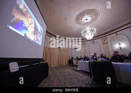 SAN FRANCISCO (oct. 3, 2018) Les intervenants d'urgence locaux et de militaires professionnels observer un exercice d'intervention d'urgence à distance en temps réel au cours d'un télé-formation médicinales au Marines' Memorial Club au cours de la semaine de San Francisco (SFFW) 2018. SFFW est l'occasion pour le public américain pour satisfaire leur marine, Marine Corps et les équipes de la Garde côtière canadienne et l'expérience de la mer du Nord. Au cours de la semaine de la flotte, les militaires participent à divers événements de service communautaire, vitrine de l'équipement et les capacités de la communauté, et profitez de l'hospitalité de San Francisco et sa Banque D'Images