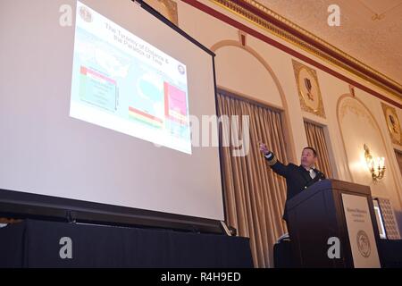 SAN FRANCISCO (oct. 3, 2018) Le Capitaine Konrad Davis, directeur, Soins de Telecritical Marine, mémoires les intervenants d'urgence locaux et les professionnels sur les priorités d'un télé-formation médicinales au Marines' Memorial Club au cours de la semaine de San Francisco (SFFW) 2018. SFFW est l'occasion pour le public américain pour satisfaire leur marine, Marine Corps et les équipes de la Garde côtière canadienne et l'expérience de la mer du Nord. Au cours de la semaine de la flotte, les militaires participent à divers événements de service communautaire, vitrine de l'équipement et les capacités de la communauté, et profiter de l'hospitalité de San Francisco Banque D'Images