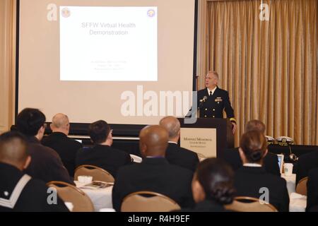 SAN FRANCISCO (oct. 3, 2018) Arrière Adm. Paul D. Pearigen, commandant de la Marine, à l'ouest de la médecine, des adresses les intervenants d'urgence locaux et les professionnels avant début une télé-formation médicinales au Marines' Memorial Club au cours de la semaine de San Francisco (SFFW) 2018. SFFW est l'occasion pour le public américain pour satisfaire leur marine, Marine Corps et les équipes de la Garde côtière canadienne et l'expérience de la mer du Nord. Au cours de la semaine de la flotte, les militaires participent à divers événements de service communautaire, vitrine de l'équipement et les capacités de la communauté, et profiter de l'hospitalité de San Fran Banque D'Images