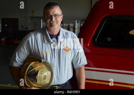 Brian Cullen, 436e Escadron de génie civil sous-chef des pompiers, pose pour une photo avec un casque de pompier à Dover Air Force Base, Del., le 26 septembre 2018. Selon Cullen, les mesures de sécurité pour les pompiers ont considérablement changé depuis la première fois qu'il a commencé en 1980. Banque D'Images