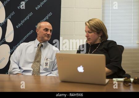 Le lieutenant-colonel Aaron Jarnagin parle avec Sarah Sanders, Idaho Falls School District 91 directeur adjoint de l'enseignement secondaire, en Idaho Falls le 20 septembre 2018. Jarnagin sert dans l'Armée de l'Idaho Garde Nationale comme le commandant de la 116e Brigade de cavalerie de l'équipe de combat 1-148e Régiment d'artillerie et est le principal de Skyline High School. Banque D'Images