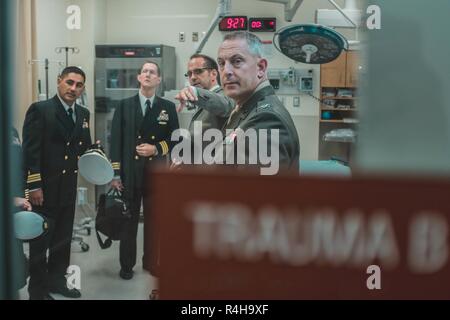 Le Capitaine de vaisseau américain Spencer T. Schoen, commandant du 1er Bataillon Médical, 1er Groupe logistique maritime, examine l'Université de Californie, Irvine (UCI) services publics de santé et de baies médicale au cours d'une visite de leurs installations à l'UCI Medical Center à Orange, en Californie, le 3 octobre 2018. Dans un protocole d'accord, les partenaires de la Santé de l'UCI avec les marins du 1er Bataillon Médical d'amener les médecins, chirurgiens et à leur corpsman campus pour former avec leurs professeurs. Ce partenariat mieux préparer nos forces en leur donnant l'occasion d'aiguiser leurs compétences médicales. Banque D'Images