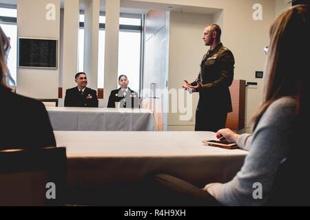 Le Capitaine de vaisseau américain Spencer T. Schoen, commandant du 1er Bataillon Médical, 1ère Marine Logistics Group, prend la parole lors d'un protocole d'entente (PE) Cérémonie de signature à l'Université de Californie, Irvine (UCI) Santé à Orange, en Californie, le 3 octobre 2018. Dans l'entente, les partenaires de la Santé de l'UCI avec les marins du 1er Bataillon Médical d'amener les médecins, chirurgiens et à leur corpsman campus pour former avec leurs professeurs. Ce partenariat mieux préparer nos forces en leur donnant l'occasion d'aiguiser leurs compétences médicales. Banque D'Images