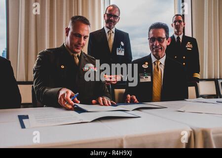 Le Capitaine de vaisseau américain Spencer T. Schoen, commandant du 1er Bataillon Médical, 1er Groupe Logistique Maritime,signe un protocole d'entente (PE) avec le personnel de l'Université de Californie, Irvine (UCI) Santé à Orange, en Californie, le 3 octobre 2018. Dans l'entente, les partenaires de la Santé de l'UCI avec les marins du 1er Bataillon Médical d'amener les médecins, chirurgiens et à leur corpsman campus pour former avec leurs professeurs. Ce partenariat mieux préparer nos forces en leur donnant l'occasion d'aiguiser leurs compétences médicales. Banque D'Images