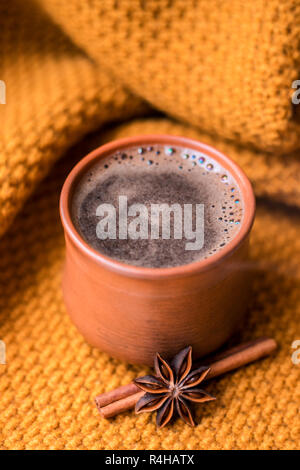 Tasse de café sur le fond en tricot. Banque D'Images