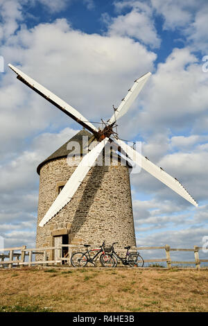 Profitant de casser pendant l'excursion à bicyclette près de Moulin de Moidrey windmill Banque D'Images