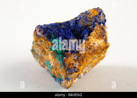 L'azurite malachite/ trouvés au Maroc isolé sur fond blanc Banque D'Images