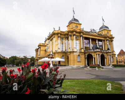 Théâtre national croate à Zagreb le jour nuageux Banque D'Images