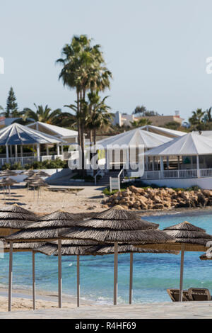 Vue d'un l'eau et de la plage de Nissi azzure dans Aiya Napa, Chypre Banque D'Images