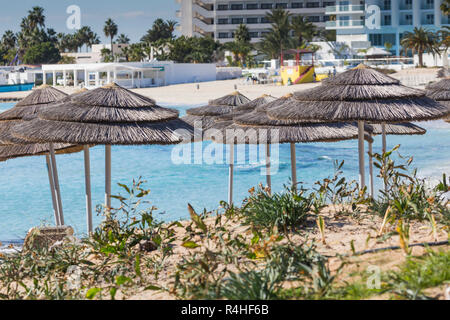 Vue d'un l'eau et de la plage de Nissi azzure dans Aiya Napa, Chypre Banque D'Images