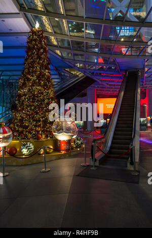 Arbre de Noël dans l'atrium du bâtiment principal de la HSBC, conçu par Norman Foster. Hong Kong, Central, Janvier 2018 Banque D'Images