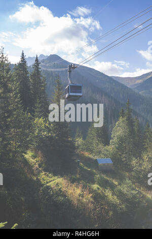 Dans le téléphérique de Kasprowy Wierch pic en montagnes Tatras, en Pologne. Banque D'Images