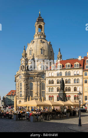 Dresde, nouveau marché, Freisitzgatronomie dans le monument de Friedrich August II avant l'église de Notre-Dame, Neumarkt, Freisitzgatronomie am Denkmal Banque D'Images