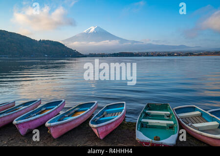 Belle vue du Fuji San et le lac Kawaguchiko, la populaire destination de voyage, avec de petits bateaux sur la rive dans la matin Banque D'Images